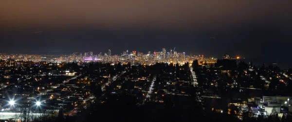 背景にダウンタウンの建物と夜の近代的な都市景観. — ストック写真