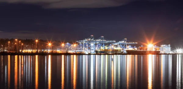 Porto Industrial com Navios no Rio Fraser à noite. — Fotografia de Stock