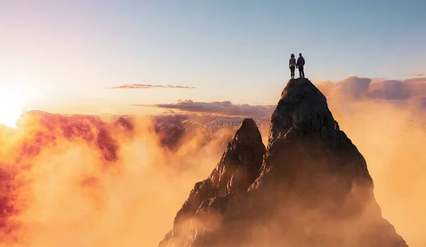 Mann und Frau stehen zusammen und genießen die Aussicht auf die Landschaft. — Stockfoto