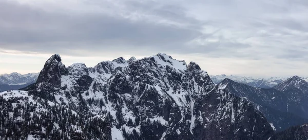 Panoramiczny widok na Kanadyjski Krajobraz Gór Skalistych. Kontekst — Zdjęcie stockowe