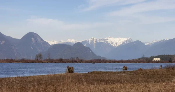 Paisaje escénico de la montaña de la naturaleza Vista por Pitt River durante un día soleado de invierno — Foto de Stock