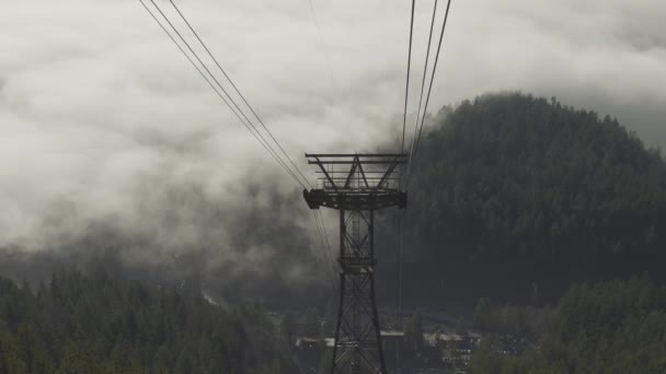 Luftaufnahme des Gondelturms über immergrünen Bäumen während der Wintersaison Tag bedeckt — Stockvideo