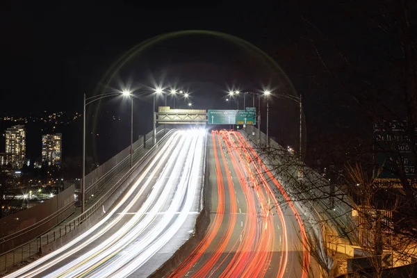 Forgalom halad át a második keskeny hídon az 1-es autópályán — Stock Fotó