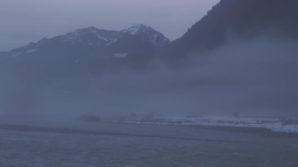 冬の間の雪のあるチリワック川の眺め. — ストック動画