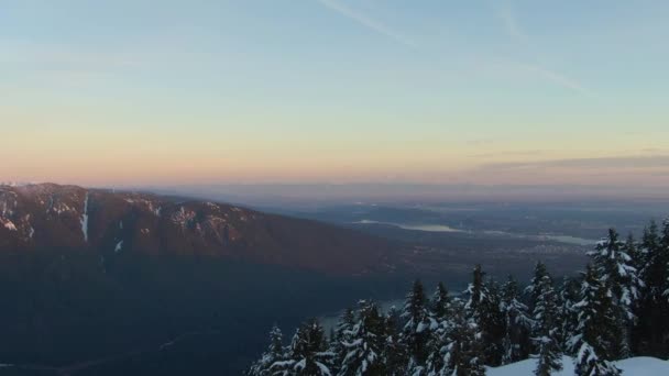 Flygfoto över Hollyburn Mountain under vintersolnedgången. — Stockvideo