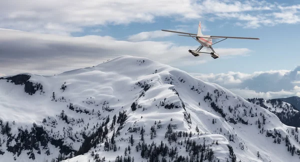 Utsikt över kanadensiska Mountain Landskap med sjöflygplan. — Stockfoto