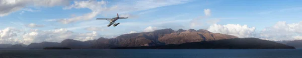 Wasserflugzeug fliegt über Pazifikküste. — Stockfoto