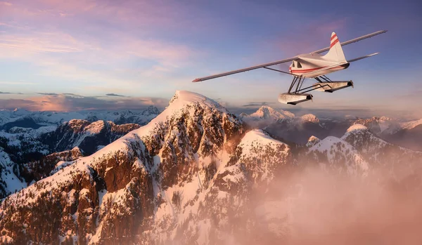 Eenmotorig watervliegtuig dat over het Rocky Mountain Landschap vliegt. — Stockfoto