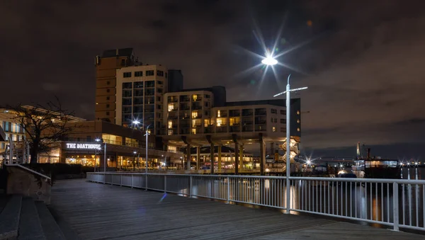 Atracción turística en la ciudad moderna, Westminster Quay, por la noche —  Fotos de Stock