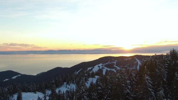 Luchtfoto van Hollyburn Mountain tijdens de winter zonsondergang. — Stockvideo