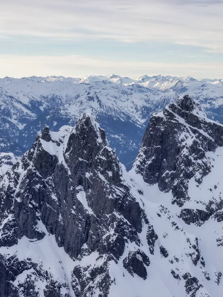 Vista panorámica aérea del monte Judge y del paisaje rocoso canadiense de la montaña. — Foto de Stock