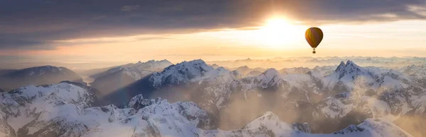 Bulutlarla kaplı dramatik Dağ manzarası ve Sıcak Hava Balonu Uçuşu. — Stok fotoğraf