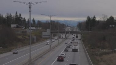 Port Mann Köprüsü yakınlarındaki Trans-Kanada Otoyolu 'nda Trafik Sürüşü.