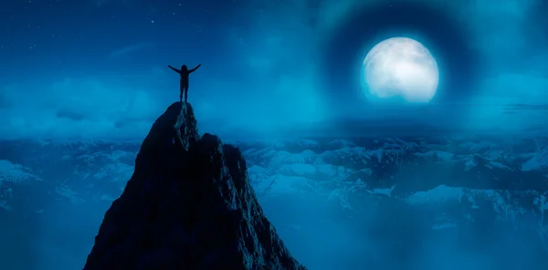 En magisk nattscen i naturen. Bergslandskap med stor måne på himlen. — Stockfoto