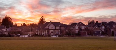 Modern bir kenar mahallede panoramik konut manzarası.