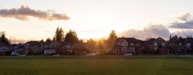 Modern bir kenar mahallede panoramik konut manzarası.