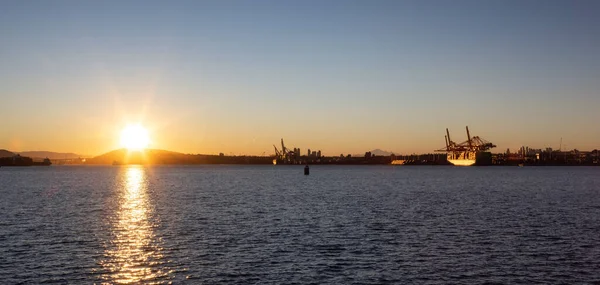 Vue panoramique du port de Vancouver. Port industriel avec navires. — Photo
