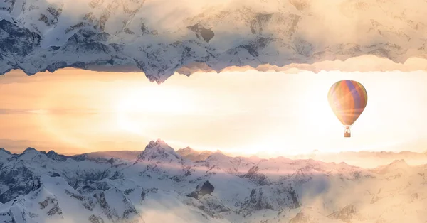 Paisagem aérea de fantasia mágica com um mundo de montanha espelhado. — Fotografia de Stock