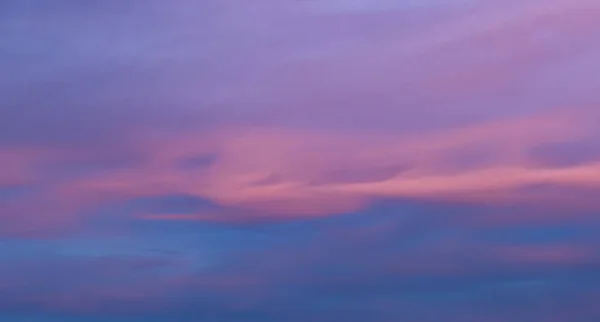Renkli bir günbatımında ya da gün doğumunda Bulutların Panoramik Görünümü. — Stok fotoğraf