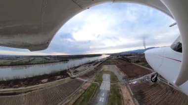 Pitt Meadows Havaalanı 'ndan kalkan küçük tek motorlu uçak.