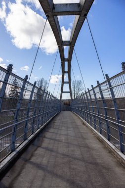 Modern şehir banliyölerinde Trans Canada otoyolu üzerindeki yaya köprüsü