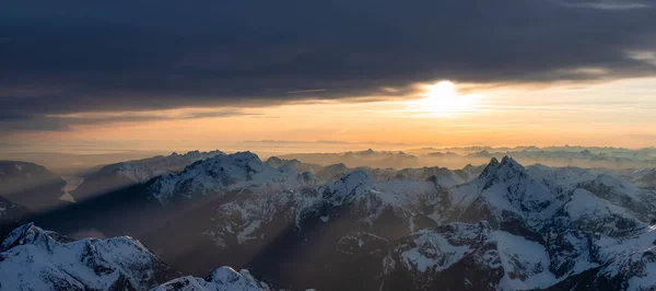 Vue Aérienne Du Paysage Canadien Des Montagnes Rocheuses. Coucher de soleil. — Photo