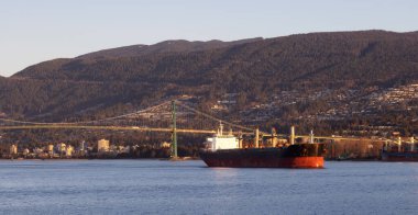 Konteyner gemisi Vancouver Limanı 'na, dağlara ve Lions Gate Köprüsü' ne varıyor..