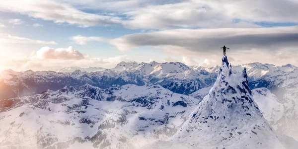Adventurous žena pěší turistka stojící na vrcholu ledového vrcholu s skalnatými horami v pozadí. — Stock fotografie