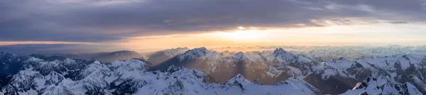 Vista panorâmica aérea da paisagem canadense da montanha rochosa. — Fotografia de Stock