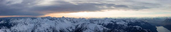 Панорамный вид с воздуха на Канадские Скалистые горы. — стоковое фото