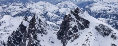 Mount Judge ve Canadian Rocky Mountain Manzarasının Hava Panoramik Manzarası