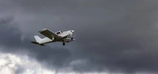 Single Engine Small Airplane despegando de un aeropuerto. — Foto de Stock