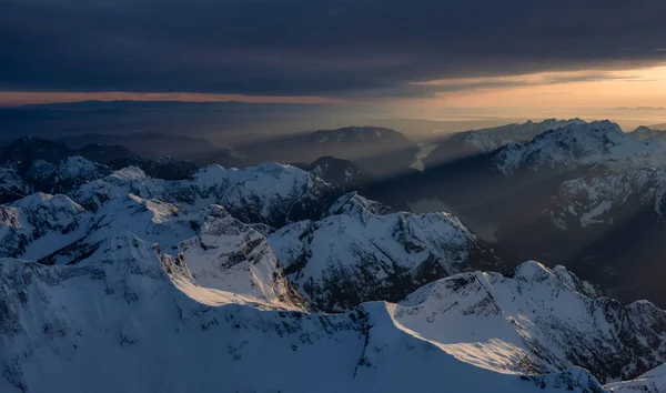 Luftaufnahme der kanadischen Rocky Mountain Landschaft. Sonnenuntergang. — Stockfoto