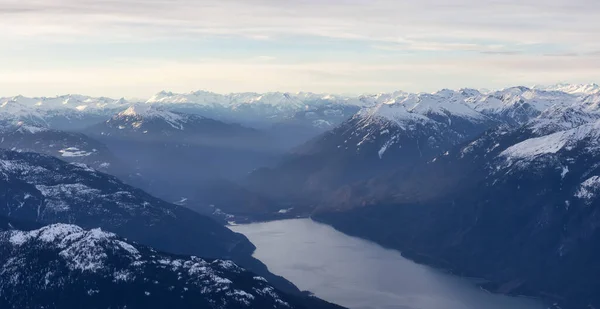 Vista panorâmica aérea da paisagem montanhosa canadense na temporada de inverno — Fotografia de Stock