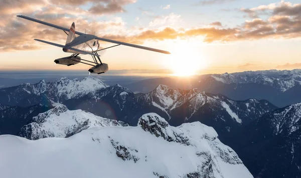 Luchtpanoramisch uitzicht op de Canadese Rocky Mountain Landschap met watervliegtuig — Stockfoto