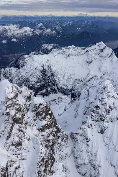 Vue Aérienne du Mont Juge et du Paysage Canadien des Montagnes Rocheuses. — Photo