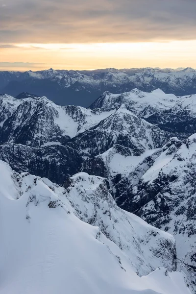 Vista aérea del monte Judge y el paisaje rocoso canadiense de la montaña. — Foto de Stock
