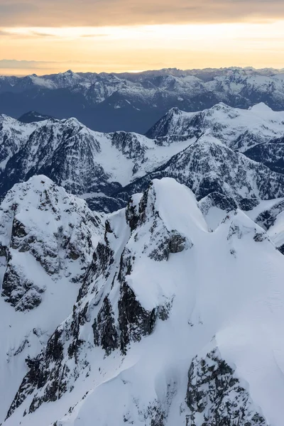 Veduta aerea del Monte Giudice e canadese Rocky Mountain Landscape. — Foto Stock