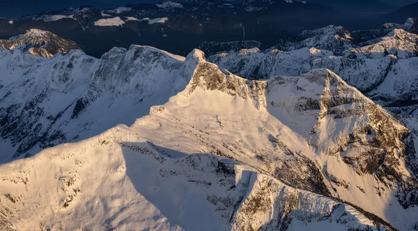 Aerial View of Canadian Rocky Mountain Tájkép. Naplemente. — Stock Fotó