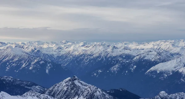 Повітряний вид на канадську скелясту гору. — стокове фото