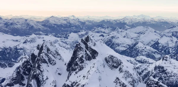 Luchtfoto van het Canadese Rocky Mountain Landschap. — Stockfoto