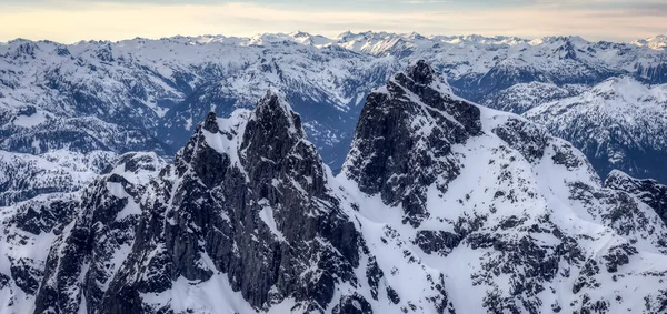 Widok z lotu ptaka Krajobraz Kanadyjskiej Góry Skalistej. — Zdjęcie stockowe