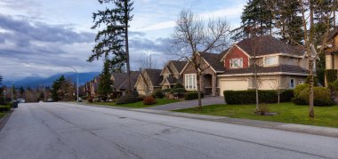 Fraser Heights, Surrey, Büyük Vancouver, BC, Kanada. Mahallede sokak manzarası