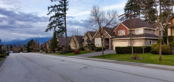 Fraser Heights, Surrey, Greater Vancouver, BC, Canadá. Vista de rua no Bairro Residencial — Fotografia de Stock