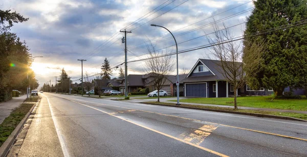 Fraser Heights, Surrey, Greater Vancouver, BC, Kanada. Widok ulicy w dzielnicy mieszkalnej — Zdjęcie stockowe