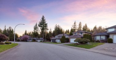 Fraser Heights, Surrey, Büyük Vancouver, BC, Kanada. Mahallede sokak manzarası