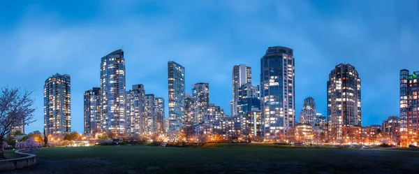 Moderní městská krajina v noci. Downtown City Building Skyline. Vancouver — Stock fotografie
