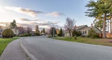Fraser Heights, Surrey, Büyük Vancouver, BC, Kanada. Mahallede sokak manzarası