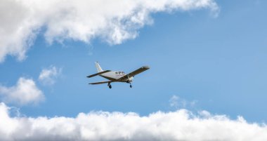 Tek motorlu küçük uçak havalimanından kalkıyor..