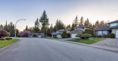 Fraser Heights, Surrey, Büyük Vancouver, BC, Kanada. Mahallede sokak manzarası